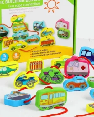 Jeu d’enfilage – Véhicules en bois Montessori pour enfants, développe motricité fine, coordination œil-main et apprentissage ludique. Disponible au Maroc sur Playfun.ma