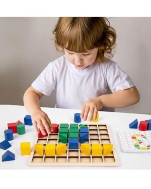 Enfant jouant avec des blocs de construction en bois 3D colorés et cartes modèles