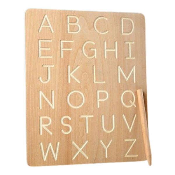 Enfant utilisant un plateau de traçage en bois avec lettres et chiffres recto-verso