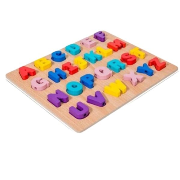 Tableau éducatif avec lettres majuscules à enfiler pour apprentissage de l’alphabet et coordination main-œil