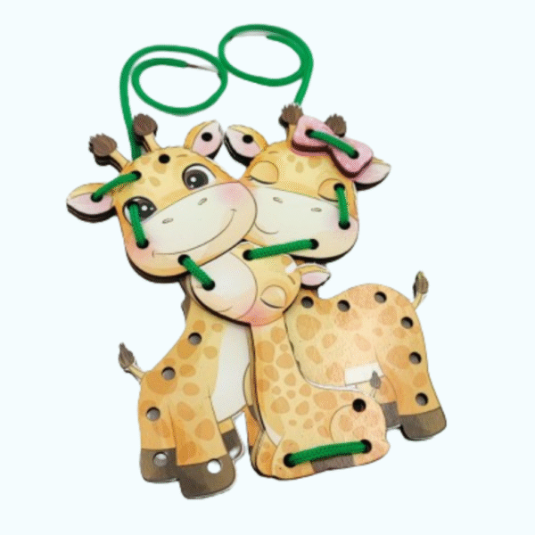 Jouet en bois représentant une girafe avec lacets à enfiler, pour apprentissage de la motricité et de la précision