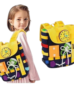 Planche sensorielle Montessori en forme de sac à dos, avec fermetures, boutons et lacets, utilisée par un enfant pour développer la motricité fine.