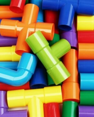 Tubes de construction Montessori colorés pour enfants dès 3 ans.